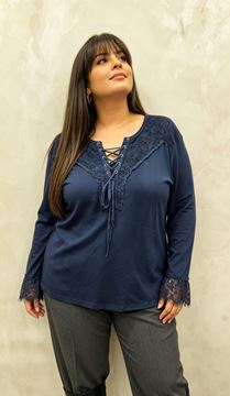 Immagine di PLUS SIZE LACE UP TOP WITH LACE DETAIL & SOFT QUALITY FABRIC
